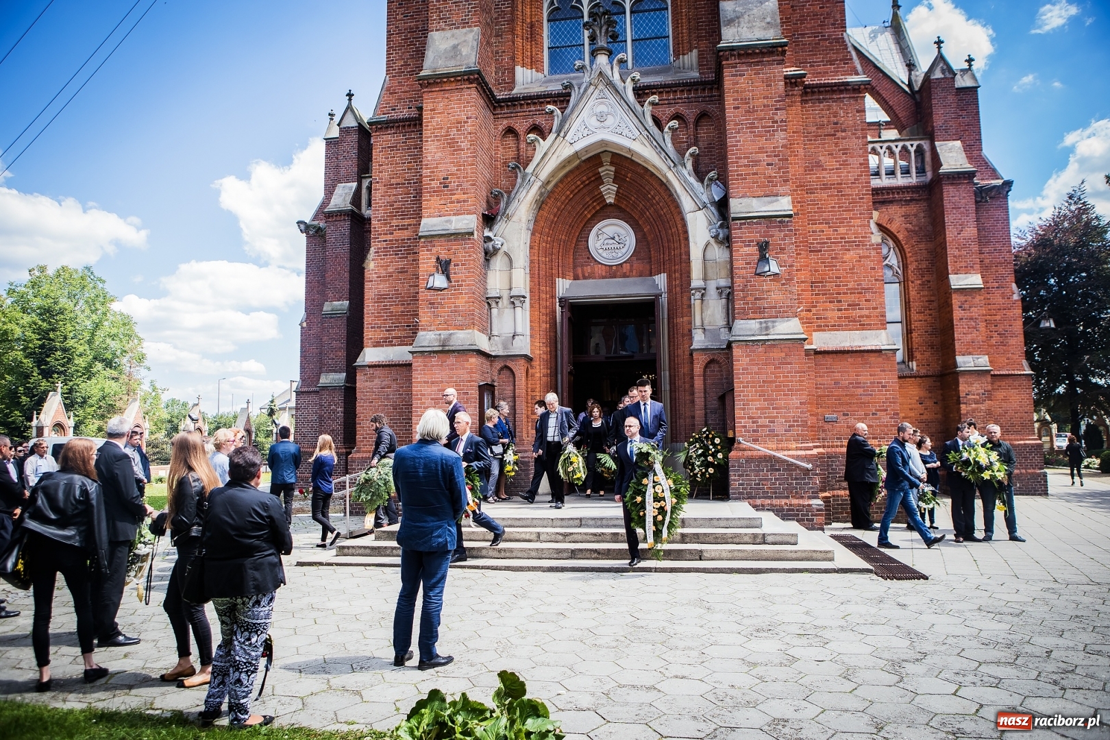 Zdjęcie w galerii na portalu naszraciborz.pl: Kroczysz schodami do nieba. Ostatnie pożegnanie śp. Herberta Dengela wiadomości z regionu
