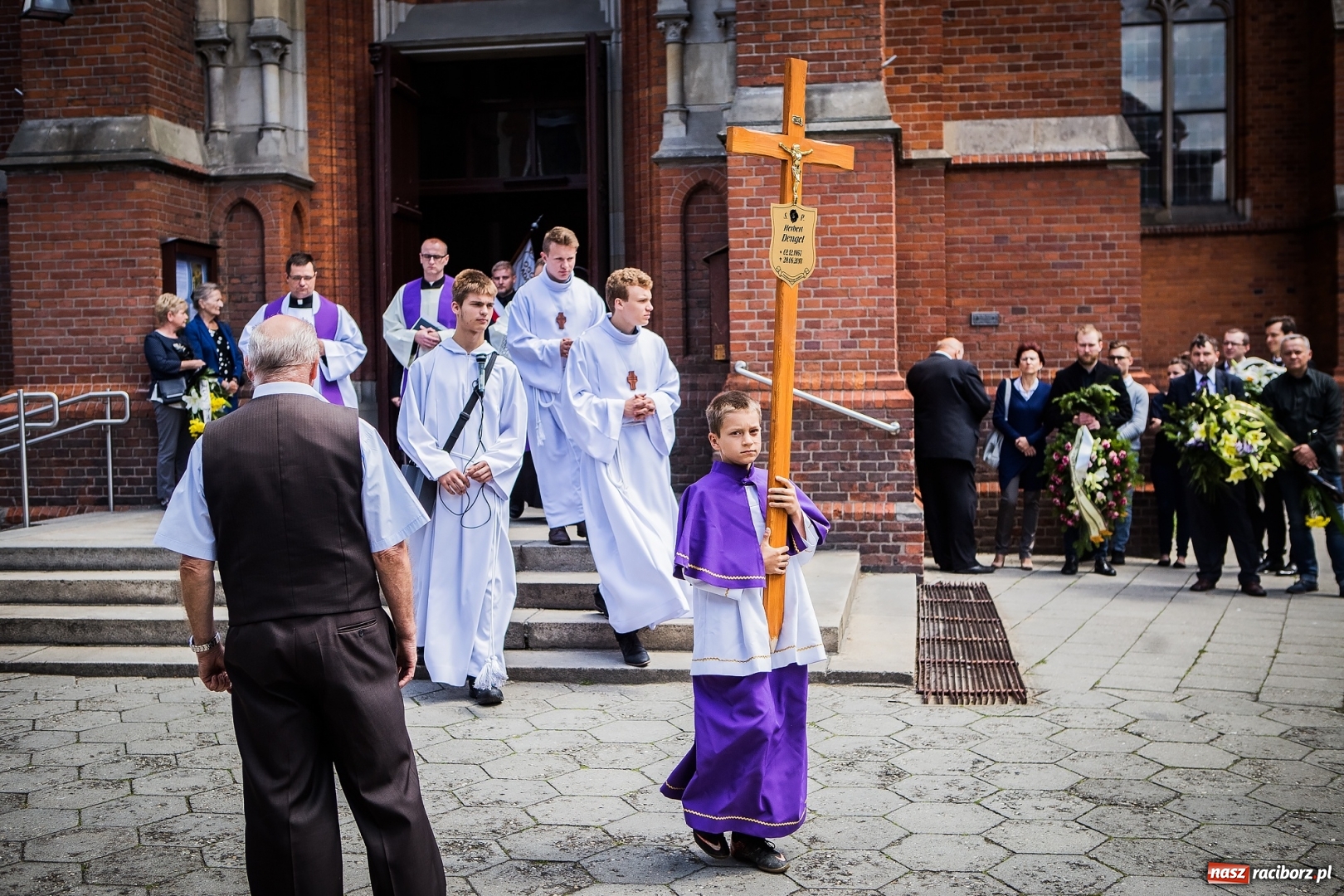 Zdjęcie w galerii na portalu naszraciborz.pl: Kroczysz schodami do nieba. Ostatnie pożegnanie śp. Herberta Dengela wiadomości z regionu