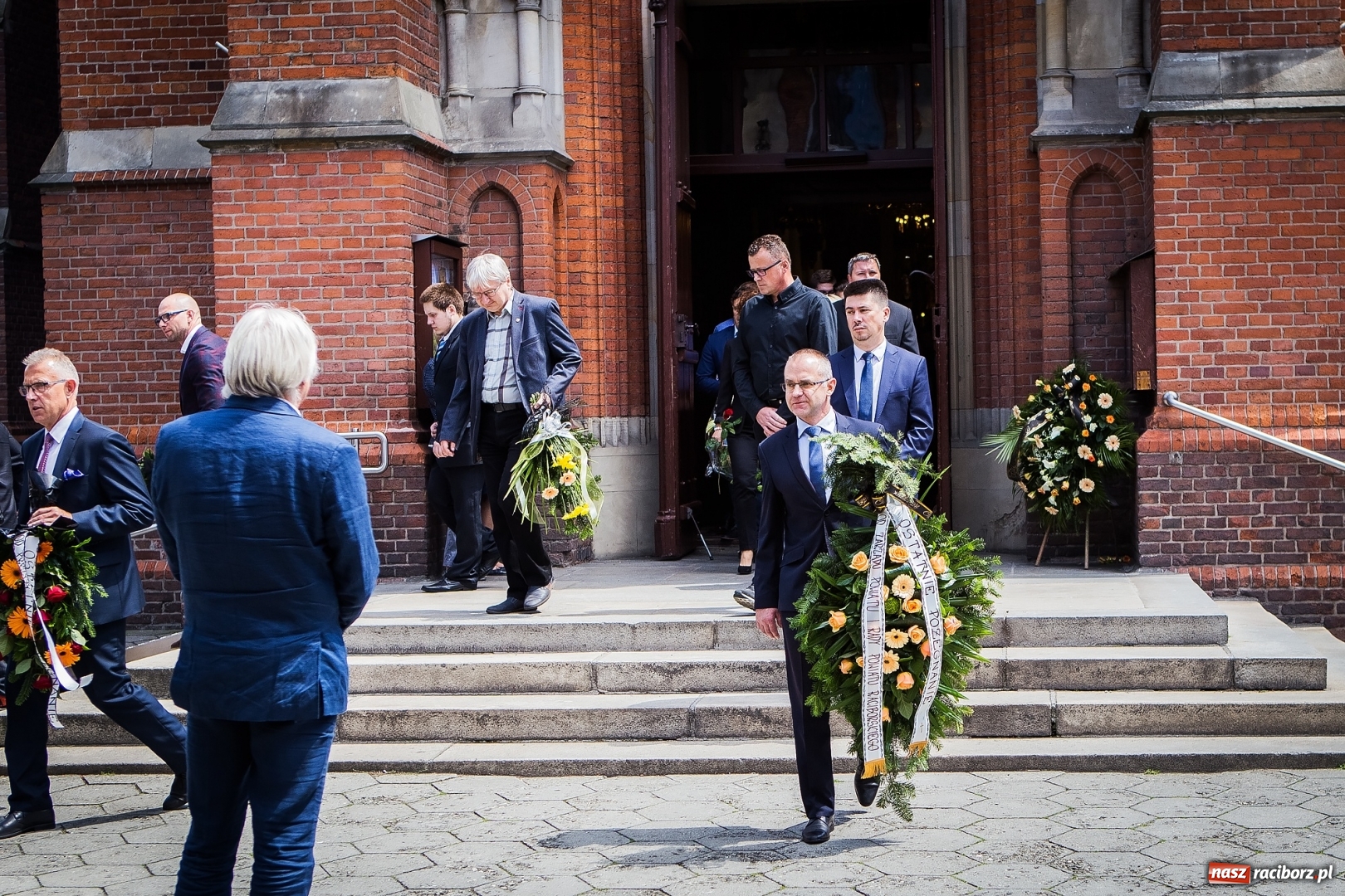 Zdjęcie w galerii na portalu naszraciborz.pl: Kroczysz schodami do nieba. Ostatnie pożegnanie śp. Herberta Dengela wiadomości z regionu