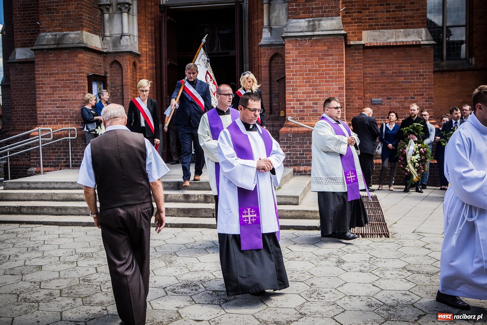 Zdjęcie w galerii na portalu naszraciborz.pl: Kroczysz schodami do nieba. Ostatnie pożegnanie śp. Herberta Dengela wiadomości z regionu