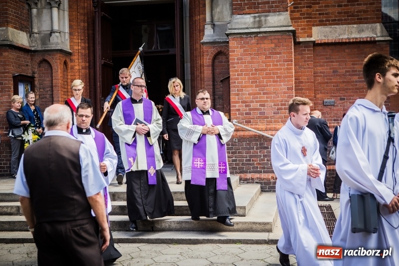 Zdjęcie w galerii na portalu naszraciborz.pl: Kroczysz schodami do nieba. Ostatnie pożegnanie śp. Herberta Dengela wiadomości z regionu