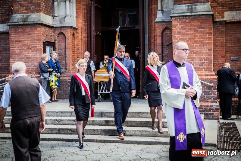 Zdjęcie w galerii na portalu naszraciborz.pl: Kroczysz schodami do nieba. Ostatnie pożegnanie śp. Herberta Dengela wiadomości z regionu
