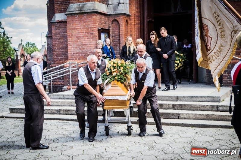 Zdjęcie w galerii na portalu naszraciborz.pl: Kroczysz schodami do nieba. Ostatnie pożegnanie śp. Herberta Dengela wiadomości z regionu