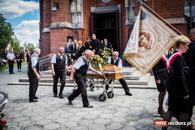 Zdjęcie w galerii na portalu naszraciborz.pl: Kroczysz schodami do nieba. Ostatnie pożegnanie śp. Herberta Dengela wiadomości z regionu
