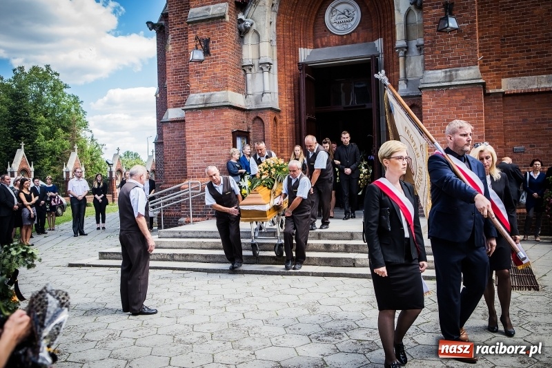Zdjęcie w galerii na portalu naszraciborz.pl: Kroczysz schodami do nieba. Ostatnie pożegnanie śp. Herberta Dengela wiadomości z regionu