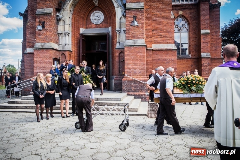 Zdjęcie w galerii na portalu naszraciborz.pl: Kroczysz schodami do nieba. Ostatnie pożegnanie śp. Herberta Dengela wiadomości z regionu