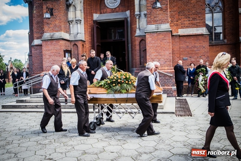 Zdjęcie w galerii na portalu naszraciborz.pl: Kroczysz schodami do nieba. Ostatnie pożegnanie śp. Herberta Dengela wiadomości z regionu
