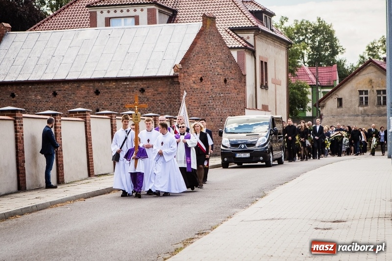 Zdjęcie w galerii na portalu naszraciborz.pl: Kroczysz schodami do nieba. Ostatnie pożegnanie śp. Herberta Dengela wiadomości z regionu