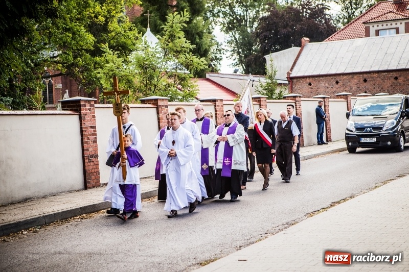 Zdjęcie w galerii na portalu naszraciborz.pl: Kroczysz schodami do nieba. Ostatnie pożegnanie śp. Herberta Dengela wiadomości z regionu
