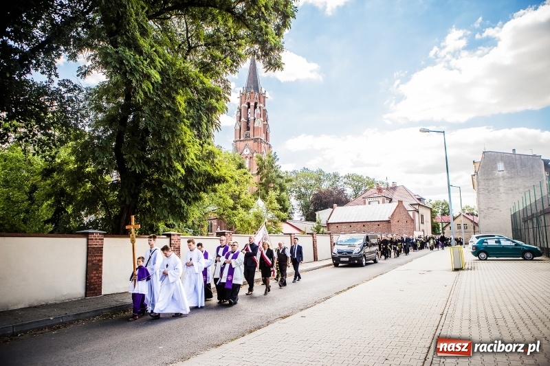 Zdjęcie w galerii na portalu naszraciborz.pl: Kroczysz schodami do nieba. Ostatnie pożegnanie śp. Herberta Dengela wiadomości z regionu