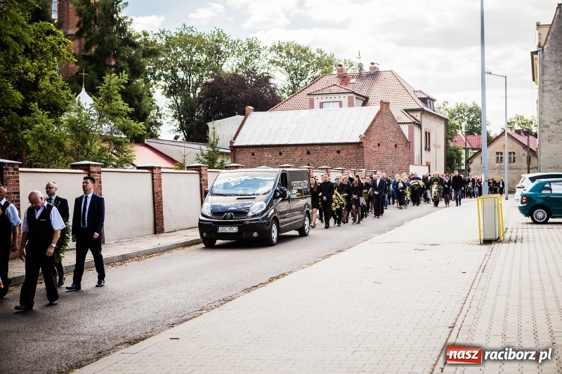 Zdjęcie w galerii na portalu naszraciborz.pl: Kroczysz schodami do nieba. Ostatnie pożegnanie śp. Herberta Dengela wiadomości z regionu