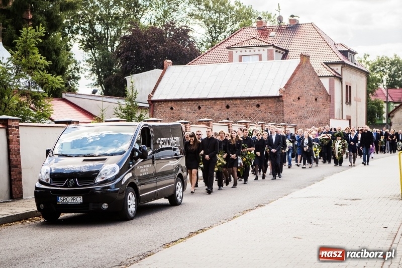 Zdjęcie w galerii na portalu naszraciborz.pl: Kroczysz schodami do nieba. Ostatnie pożegnanie śp. Herberta Dengela wiadomości z regionu