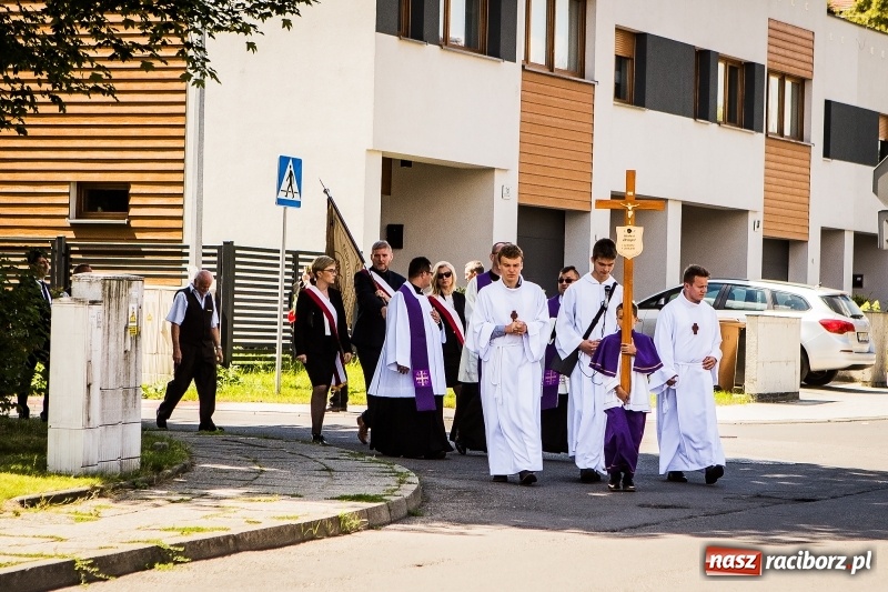 Zdjęcie w galerii na portalu naszraciborz.pl: Kroczysz schodami do nieba. Ostatnie pożegnanie śp. Herberta Dengela wiadomości z regionu