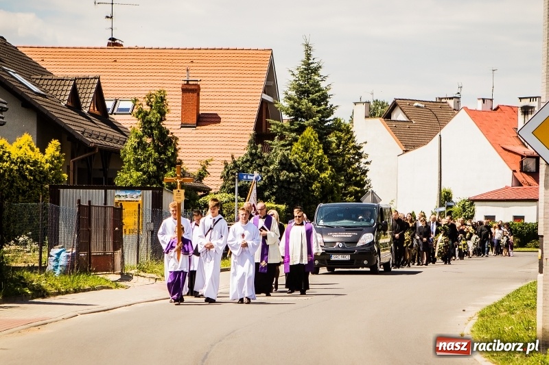 Zdjęcie w galerii na portalu naszraciborz.pl: Kroczysz schodami do nieba. Ostatnie pożegnanie śp. Herberta Dengela wiadomości z regionu