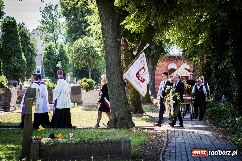 Zdjęcie w galerii na portalu naszraciborz.pl: Kroczysz schodami do nieba. Ostatnie pożegnanie śp. Herberta Dengela wiadomości z regionu