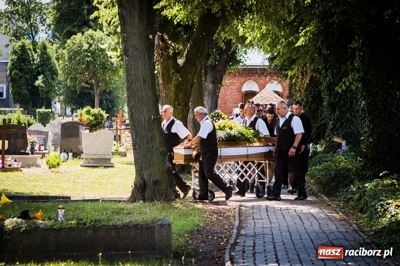 Zdjęcie w galerii na portalu naszraciborz.pl: Kroczysz schodami do nieba. Ostatnie pożegnanie śp. Herberta Dengela wiadomości z regionu