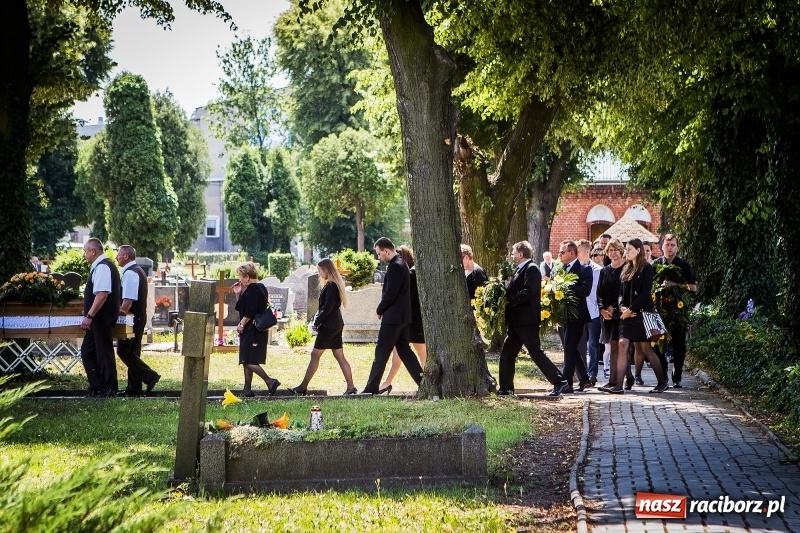 Zdjęcie w galerii na portalu naszraciborz.pl: Kroczysz schodami do nieba. Ostatnie pożegnanie śp. Herberta Dengela wiadomości z regionu
