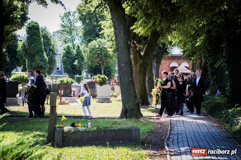 Zdjęcie w galerii na portalu naszraciborz.pl: Kroczysz schodami do nieba. Ostatnie pożegnanie śp. Herberta Dengela wiadomości z regionu