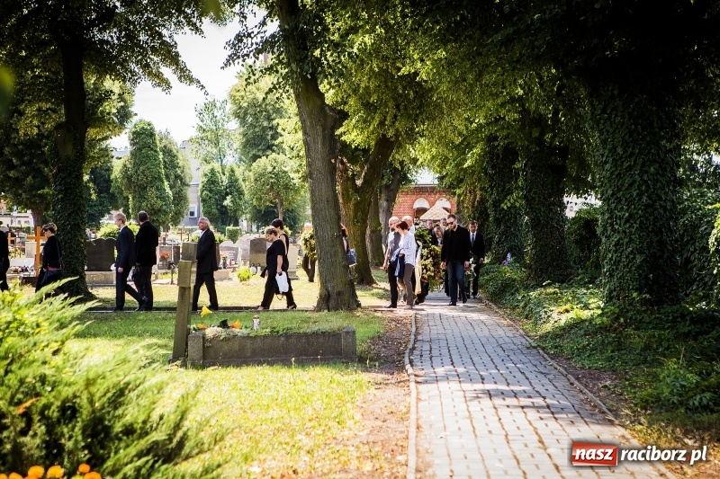 Zdjęcie w galerii na portalu naszraciborz.pl: Kroczysz schodami do nieba. Ostatnie pożegnanie śp. Herberta Dengela wiadomości z regionu