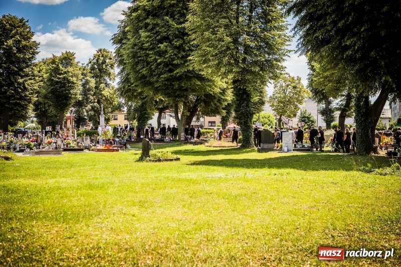 Zdjęcie w galerii na portalu naszraciborz.pl: Kroczysz schodami do nieba. Ostatnie pożegnanie śp. Herberta Dengela wiadomości z regionu