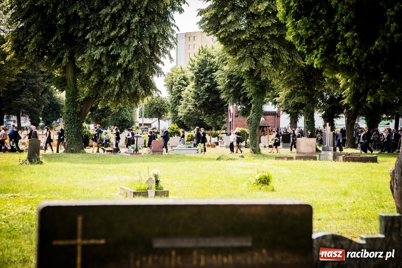 Zdjęcie w galerii na portalu naszraciborz.pl: Kroczysz schodami do nieba. Ostatnie pożegnanie śp. Herberta Dengela wiadomości z regionu
