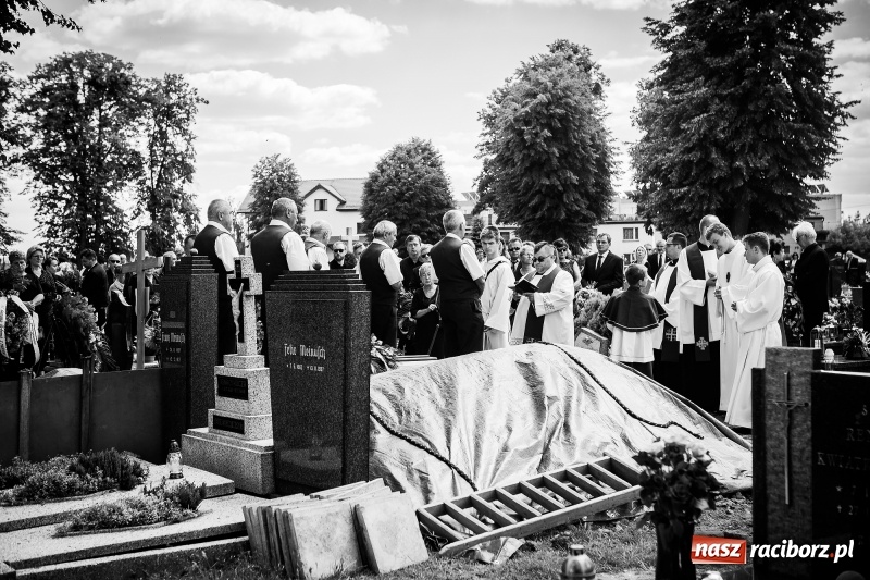 Zdjęcie w galerii na portalu naszraciborz.pl: Kroczysz schodami do nieba. Ostatnie pożegnanie śp. Herberta Dengela wiadomości z regionu