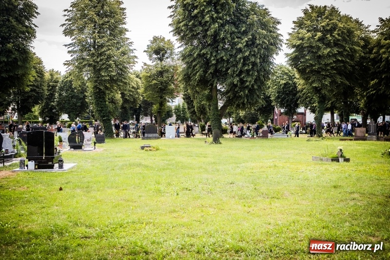 Zdjęcie w galerii na portalu naszraciborz.pl: Kroczysz schodami do nieba. Ostatnie pożegnanie śp. Herberta Dengela wiadomości z regionu