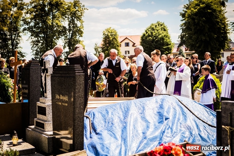 Zdjęcie w galerii na portalu naszraciborz.pl: Kroczysz schodami do nieba. Ostatnie pożegnanie śp. Herberta Dengela wiadomości z regionu