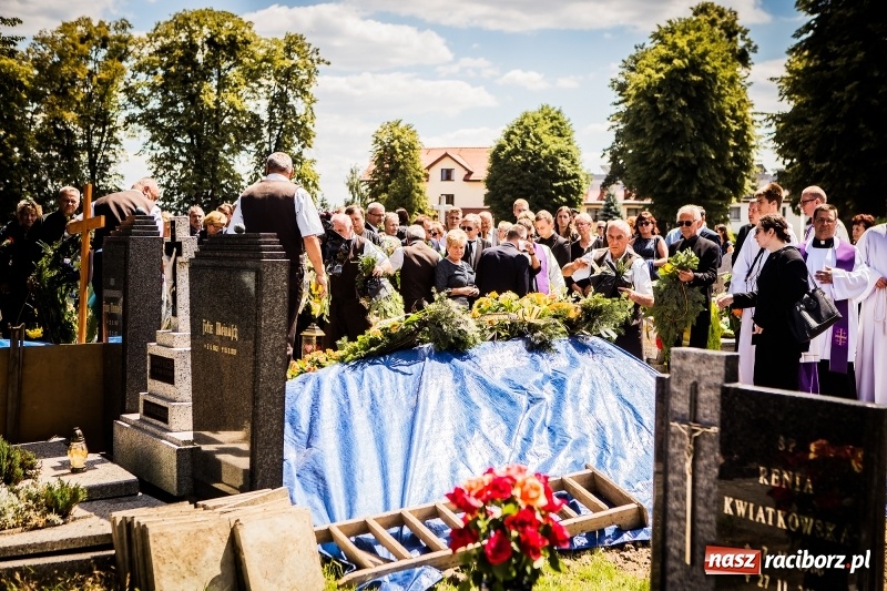 Zdjęcie w galerii na portalu naszraciborz.pl: Kroczysz schodami do nieba. Ostatnie pożegnanie śp. Herberta Dengela wiadomości z regionu