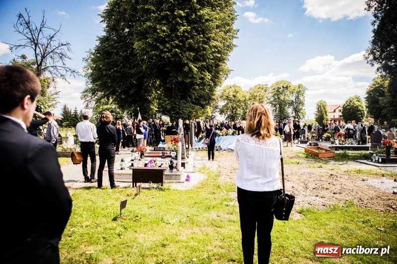 Zdjęcie w galerii na portalu naszraciborz.pl: Kroczysz schodami do nieba. Ostatnie pożegnanie śp. Herberta Dengela wiadomości z regionu