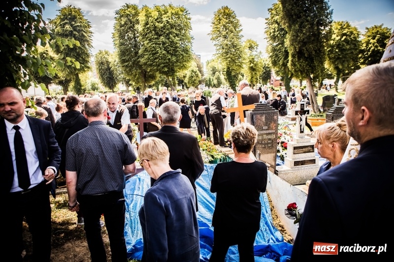 Zdjęcie w galerii na portalu naszraciborz.pl: Kroczysz schodami do nieba. Ostatnie pożegnanie śp. Herberta Dengela wiadomości z regionu