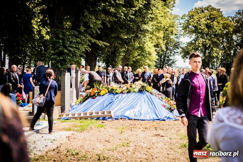 Zdjęcie w galerii na portalu naszraciborz.pl: Kroczysz schodami do nieba. Ostatnie pożegnanie śp. Herberta Dengela wiadomości z regionu