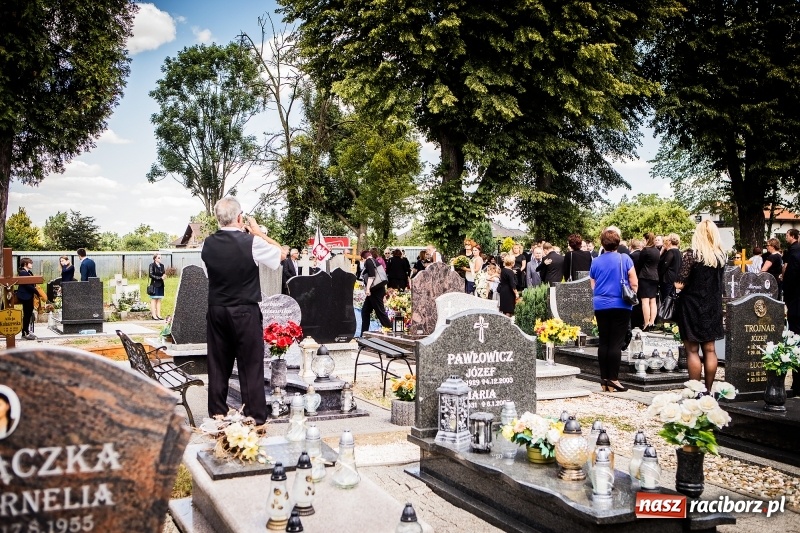 Zdjęcie w galerii na portalu naszraciborz.pl: Kroczysz schodami do nieba. Ostatnie pożegnanie śp. Herberta Dengela wiadomości z regionu