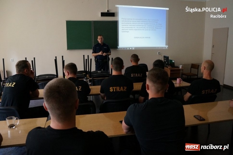 Zdjęcie w galerii na portalu naszraciborz.pl: Dzielnicowy przeszkolił strażaków na wypadek odnalezienia niewybuchu i zagrożenia terrorystycznego wiadomości z regionu