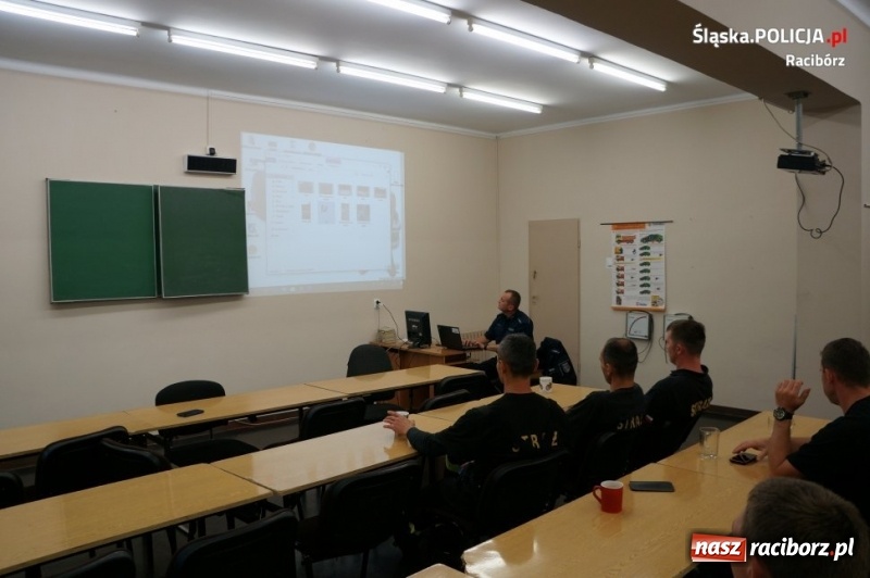 Zdjęcie w galerii na portalu naszraciborz.pl: Dzielnicowy przeszkolił strażaków na wypadek odnalezienia niewybuchu i zagrożenia terrorystycznego wiadomości z regionu