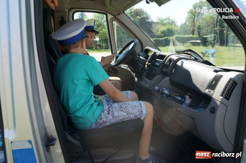 Zdjęcie w galerii na portalu naszraciborz.pl: Piknik z Policją Kręci mnie bezpieczeństwo wiadomości z regionu