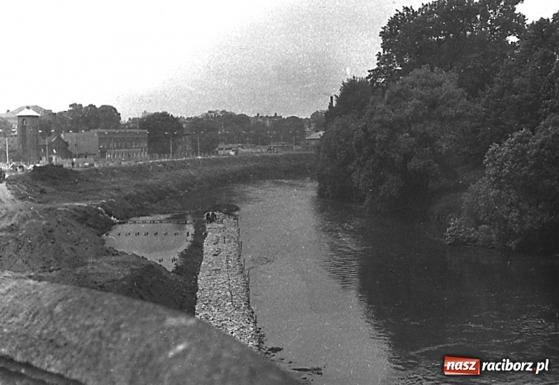 Zdjęcie w galerii na portalu naszraciborz.pl: Tak przez ponad sto lat zmieniały się raciborskie bulwary nad Odrą wiadomości z regionu
