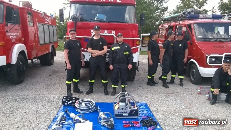 Zdjęcie w galerii na portalu naszraciborz.pl: Kuźnia Raciborska. Z pożaru pojechali po nowy sprzęt  wiadomości z regionu