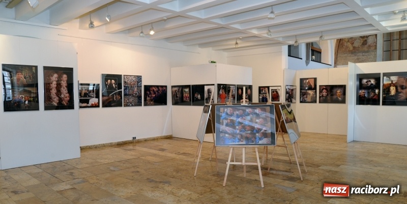 Zdjęcie w galerii na portalu naszraciborz.pl: Portret współczesny. Fotokompozycje - nowa wystawa Bolesława Stachowa w Muzeum wiadomości z regionu