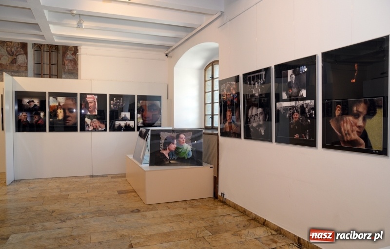 Zdjęcie w galerii na portalu naszraciborz.pl: Portret współczesny. Fotokompozycje - nowa wystawa Bolesława Stachowa w Muzeum wiadomości z regionu