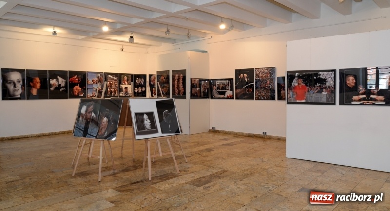 Zdjęcie w galerii na portalu naszraciborz.pl: Portret współczesny. Fotokompozycje - nowa wystawa Bolesława Stachowa w Muzeum wiadomości z regionu