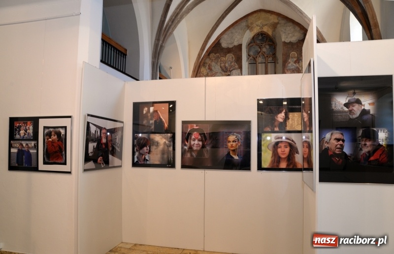 Zdjęcie w galerii na portalu naszraciborz.pl: Portret współczesny. Fotokompozycje - nowa wystawa Bolesława Stachowa w Muzeum wiadomości z regionu