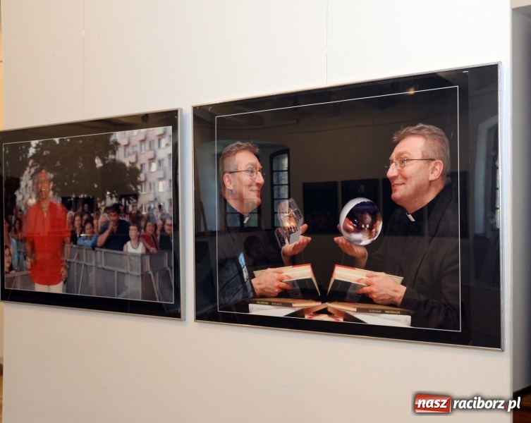 Zdjęcie w galerii na portalu naszraciborz.pl: Portret współczesny. Fotokompozycje - nowa wystawa Bolesława Stachowa w Muzeum wiadomości z regionu