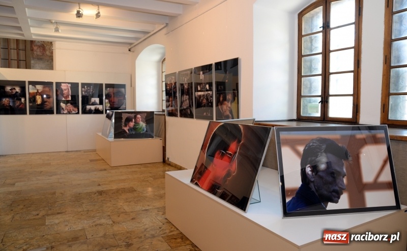 Zdjęcie w galerii na portalu naszraciborz.pl: Portret współczesny. Fotokompozycje - nowa wystawa Bolesława Stachowa w Muzeum wiadomości z regionu