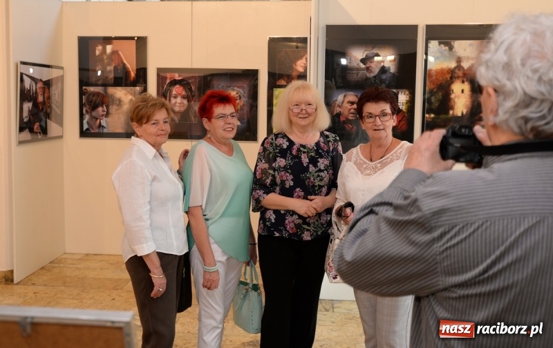 Zdjęcie w galerii na portalu naszraciborz.pl: Portret współczesny. Fotokompozycje - nowa wystawa Bolesława Stachowa w Muzeum wiadomości z regionu