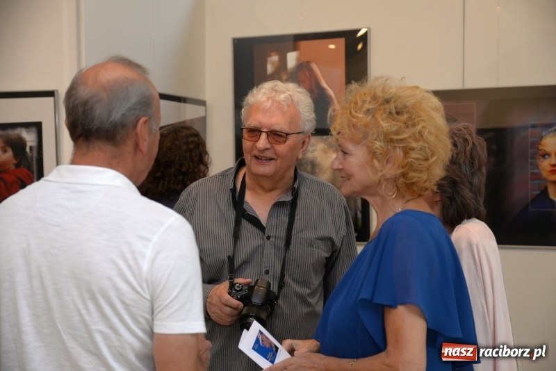 Zdjęcie w galerii na portalu naszraciborz.pl: Portret współczesny. Fotokompozycje - nowa wystawa Bolesława Stachowa w Muzeum wiadomości z regionu