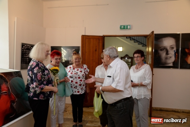 Zdjęcie w galerii na portalu naszraciborz.pl: Portret współczesny. Fotokompozycje - nowa wystawa Bolesława Stachowa w Muzeum wiadomości z regionu