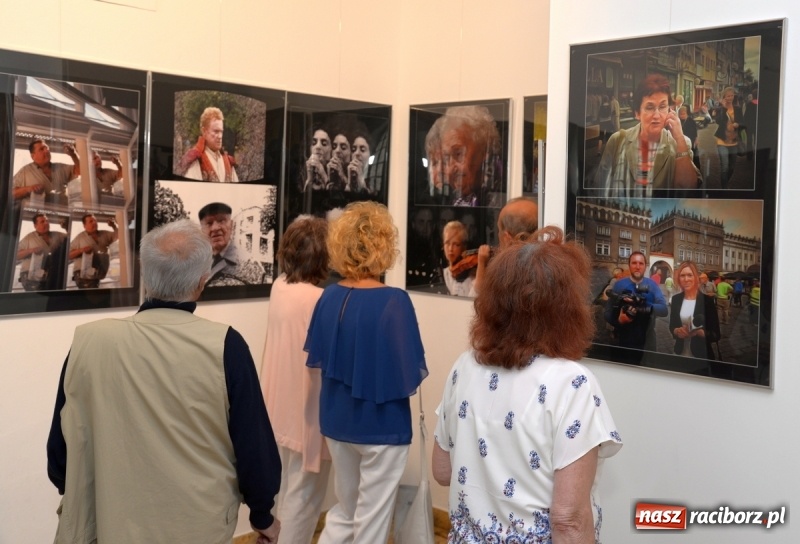 Zdjęcie w galerii na portalu naszraciborz.pl: Portret współczesny. Fotokompozycje - nowa wystawa Bolesława Stachowa w Muzeum wiadomości z regionu