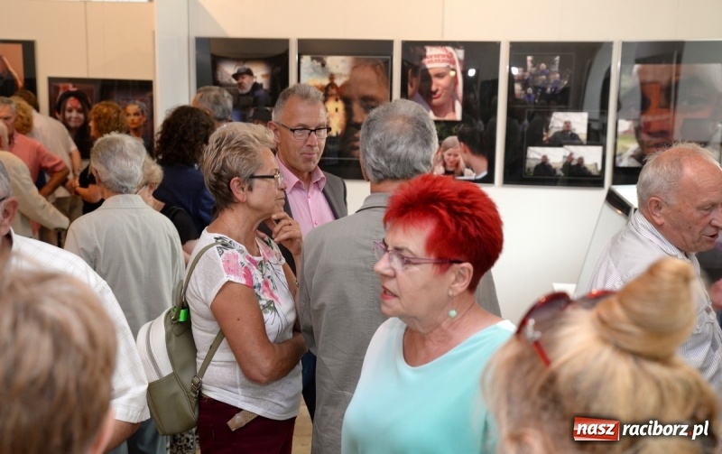 Zdjęcie w galerii na portalu naszraciborz.pl: Portret współczesny. Fotokompozycje - nowa wystawa Bolesława Stachowa w Muzeum wiadomości z regionu