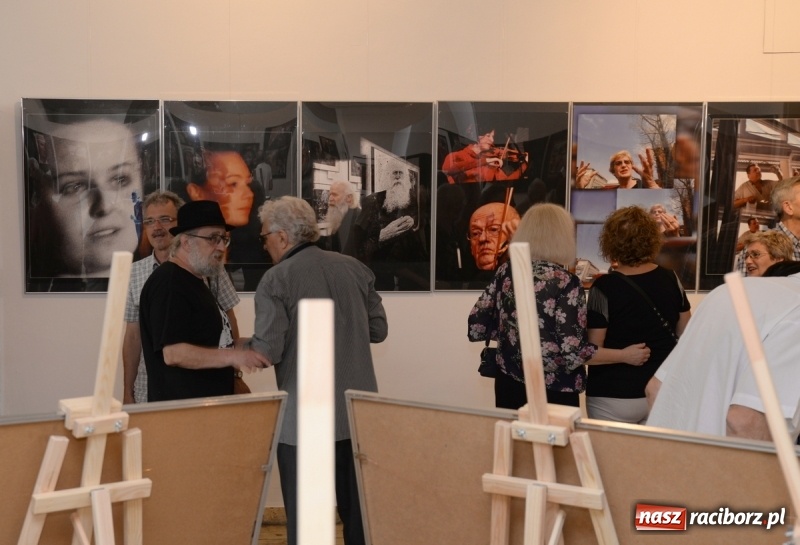 Zdjęcie w galerii na portalu naszraciborz.pl: Portret współczesny. Fotokompozycje - nowa wystawa Bolesława Stachowa w Muzeum wiadomości z regionu
